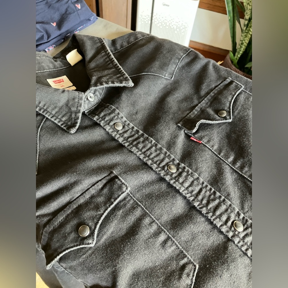 Levi’s faded black denim western shirt, snap button - Picture 7 of 8